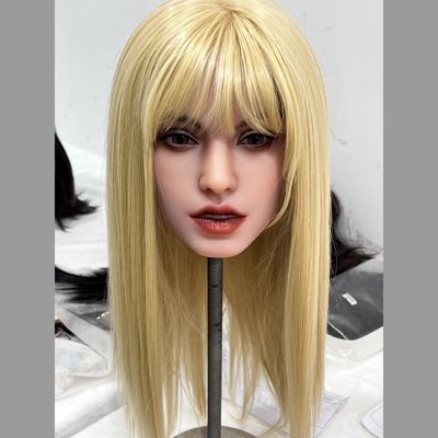 Realistische Sexpuppenkopf mit goldenen Haaren und weichen Haut
